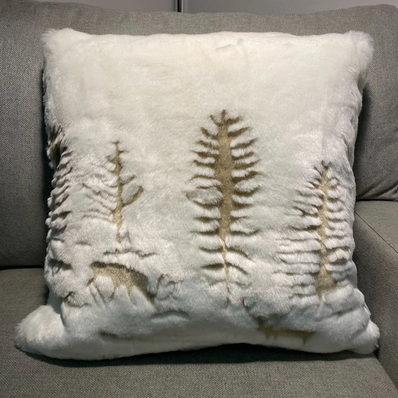 NWOT Aviva Stanoff winter pillow. Faux fur in ivory with gold design. 20x20 - Picture 2 of 11